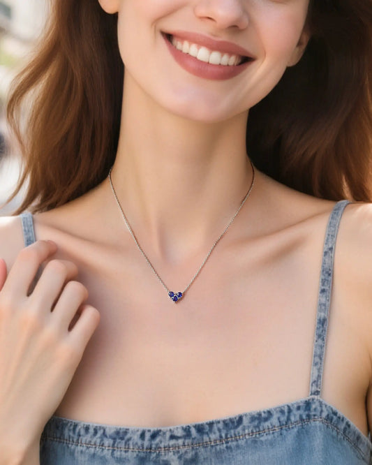 スリー・ドッツ スターリングシルバーネックレス – バランスと静けさ